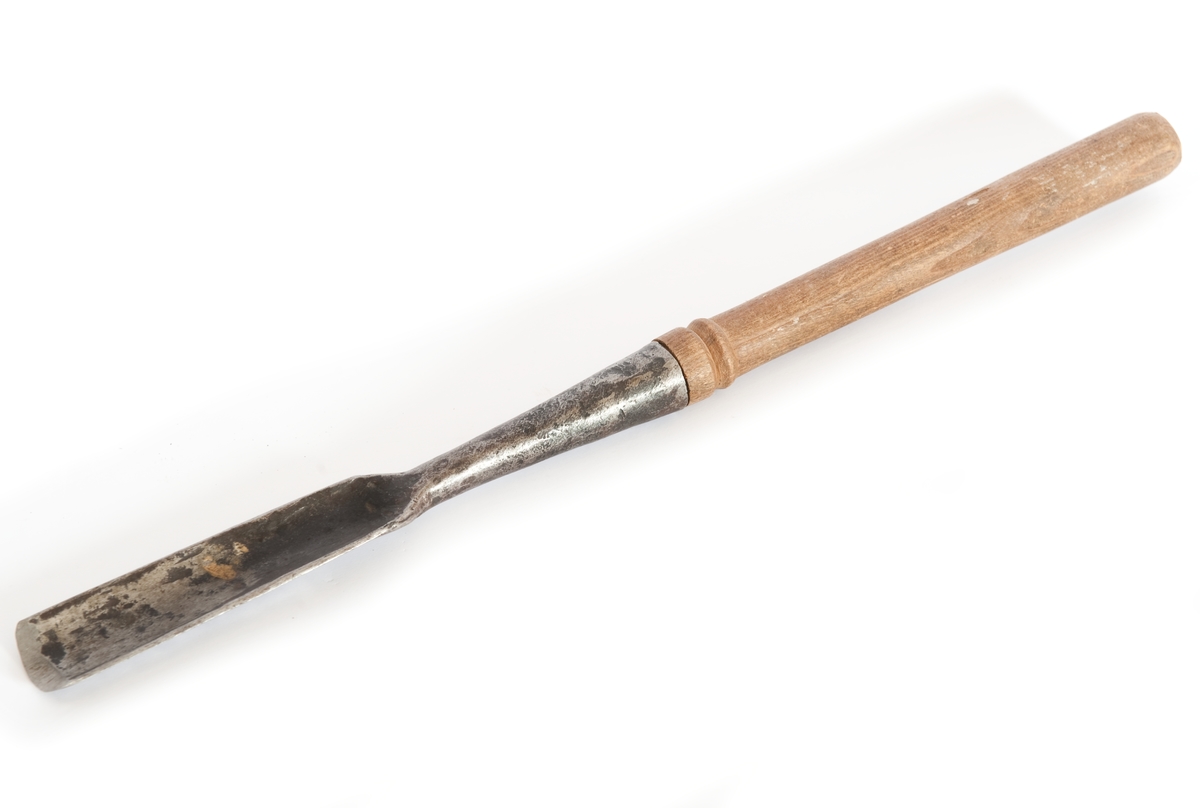 Skölp av järn. Smitt blad och träskaft.
Mått: 290 * 38 * 32 * 19 mm