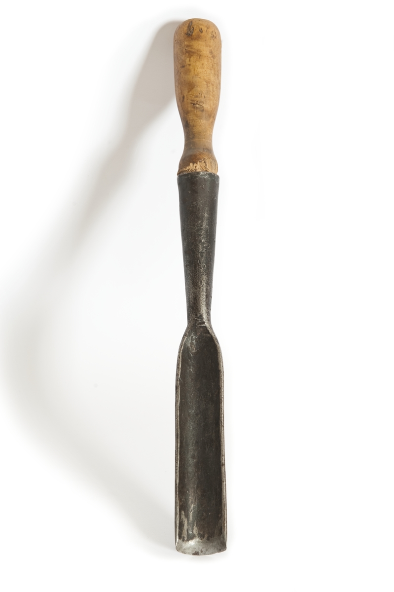 Skölp av järn. Smitt blad och träskaft.
Mått: 315 * 45 * 35 * 20 mm