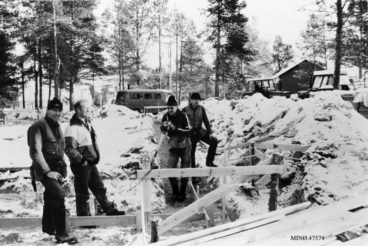 Bygging av boligenheter for ungdom blir reist på dugnad i Dalsbygda. 