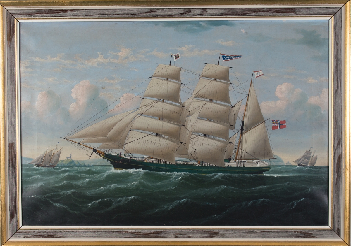 Skipsportrett av trebastet bark CHARLES av Porsgrunn. Vimpel med skipets navn i masten, samt flagg med KP55. Norsk handelsflagg med svensk-norsk unionsmerke på akterste mast. Kystlandskap i bakgrunnen.