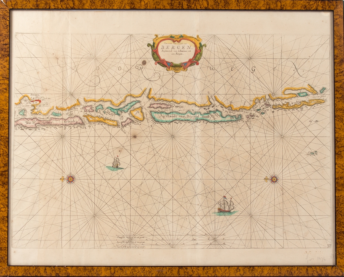 Nederlandsk sjøkart som viser kysten fra Bergen i nord til Skudesneshavn i sør. Perspektivet er sett fra havet i vest. Dekorert med kartroser og skip.