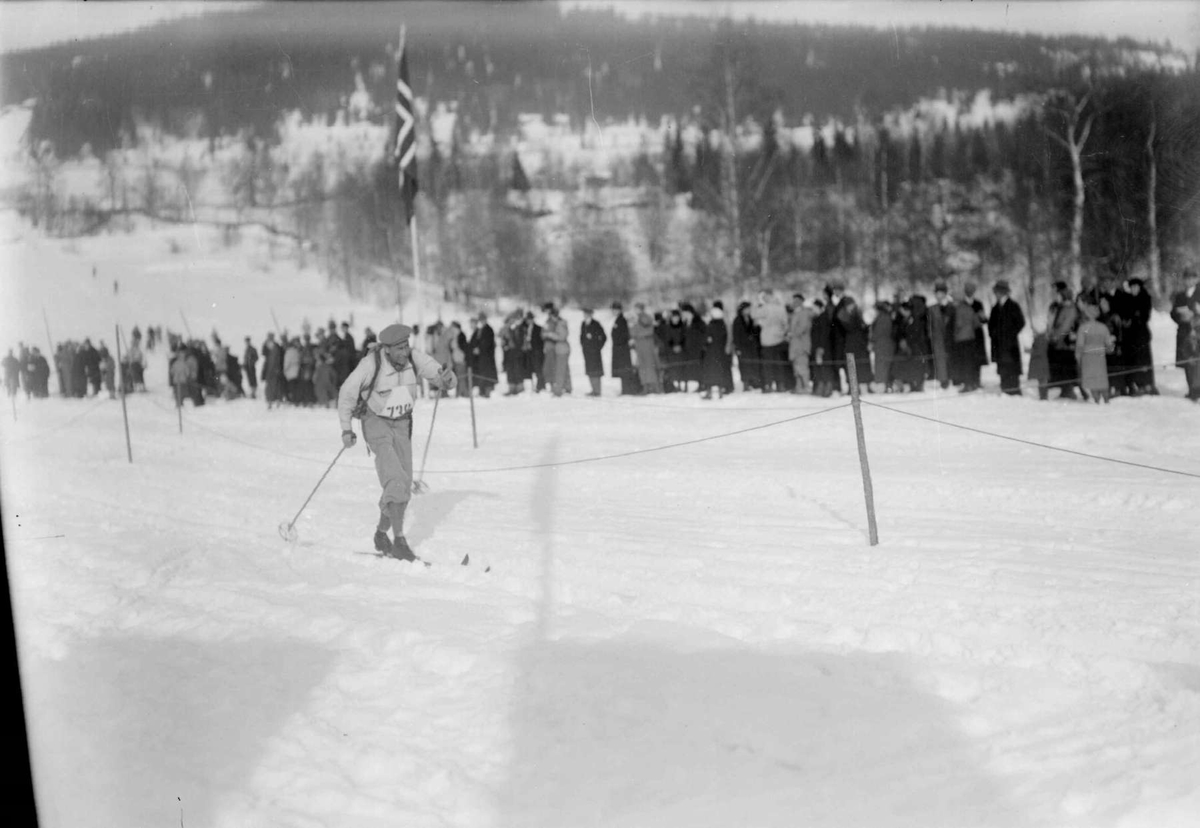 Birkebeinerrennet 1936. Start på Lysgårdsjordet.