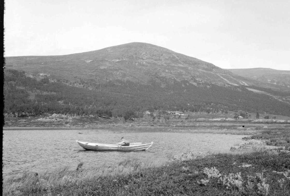 Sikkilsdalshornet m/ Gunnar Berge i båt mot Åkrekampen. Prinsehytta midt i bildet.
Prinsehytta var en gave fra kong Gustav Adolf av Sverige til kronprins Olav på hans myndighetsdag 02.07.1924.