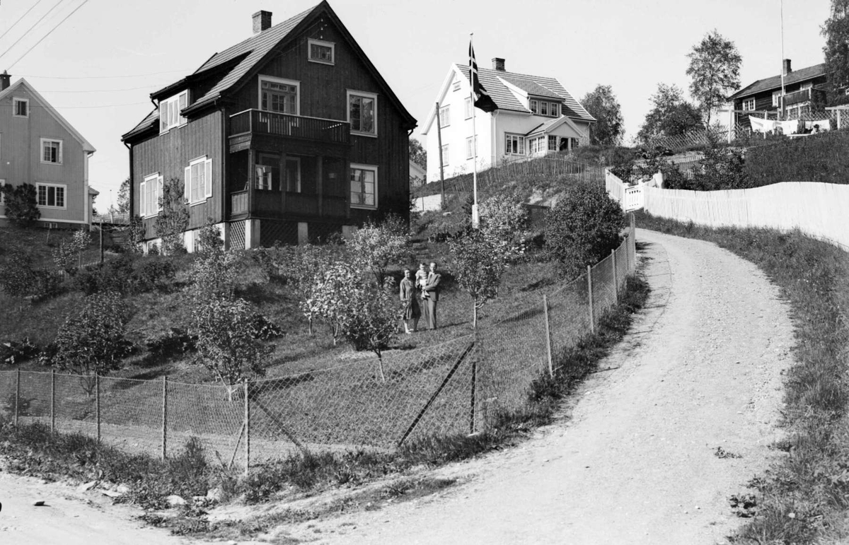 Lærer Jøssong`s hus og familie, ca 1930. Bebyggelse.