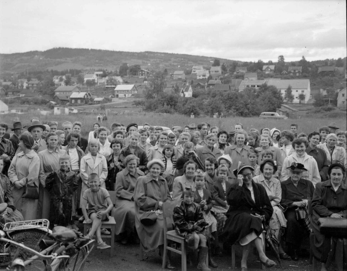 Lillehamme og Fåberg Yrkesskole, Fåberggata 152.  Skoleavsluttningen, gruppebilde ute.