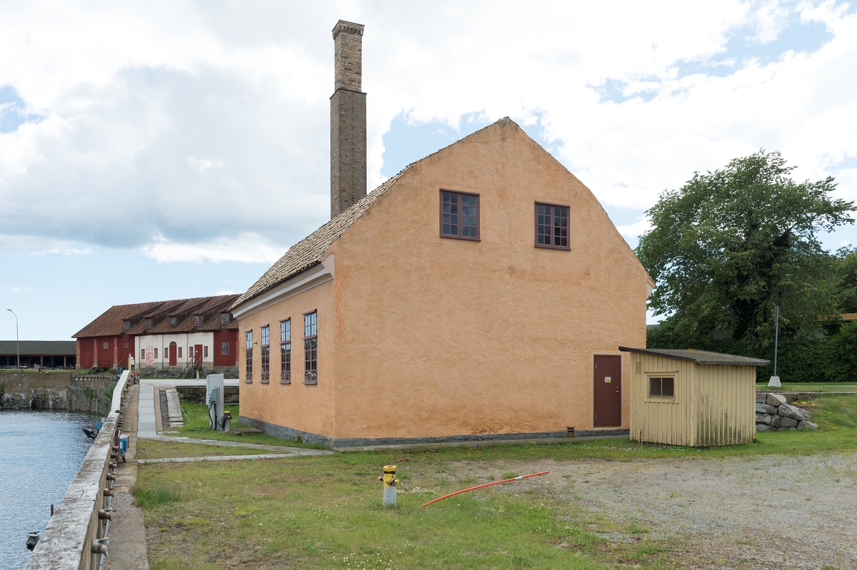 Stommen består av pelare i rött tegel med stående faluröd träpanel emellan, ståendes på en grund av gråsten. Mellan varje pelare finns ett fönster. Mittsektionen på långsidan består av vitputsad tegel med tre faluröda dörrar och två fönster vid sidan av varje dörr. På sadeltaket finns fem fönsterförsedda takkupor mot nordost, vilka går upp ända till taknocken.