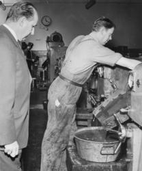 Direktör Hans Köhler och färgrivare Karl Dahl vid färgtillve