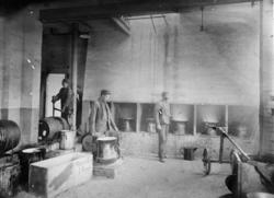 Personal i lackgjuteriet.