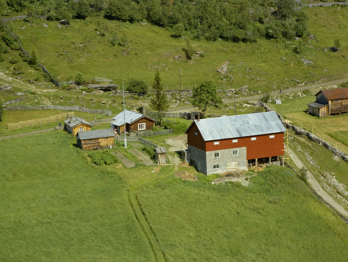 Sør-Fron, Hundorp, Nordre Øverbygda. Holbrekka eller Holdbrekken. Hvit flaggstang, kjøkkenhager, dyrket mark og hesjer. Bygdeveg ovenfor og gårdsveg ned til høyre.