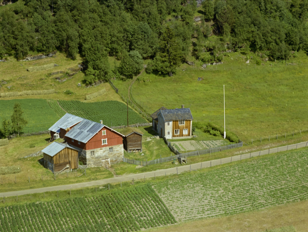 Sør-Fron, Hundorp, Korstadhagen midtre. Toetasjes gammelt våningshus i brunt og hvitt, med skifertak. Kjøkkenhage rundt og hvit flaggstang. Stor rød driftsbygning med grunnmur i stein og bølgeblikktak. Brunt stabbur med torvtak. Pyntabergvegen nedenfor. Jorder med poteter både ovenfor og nedenfor gården.