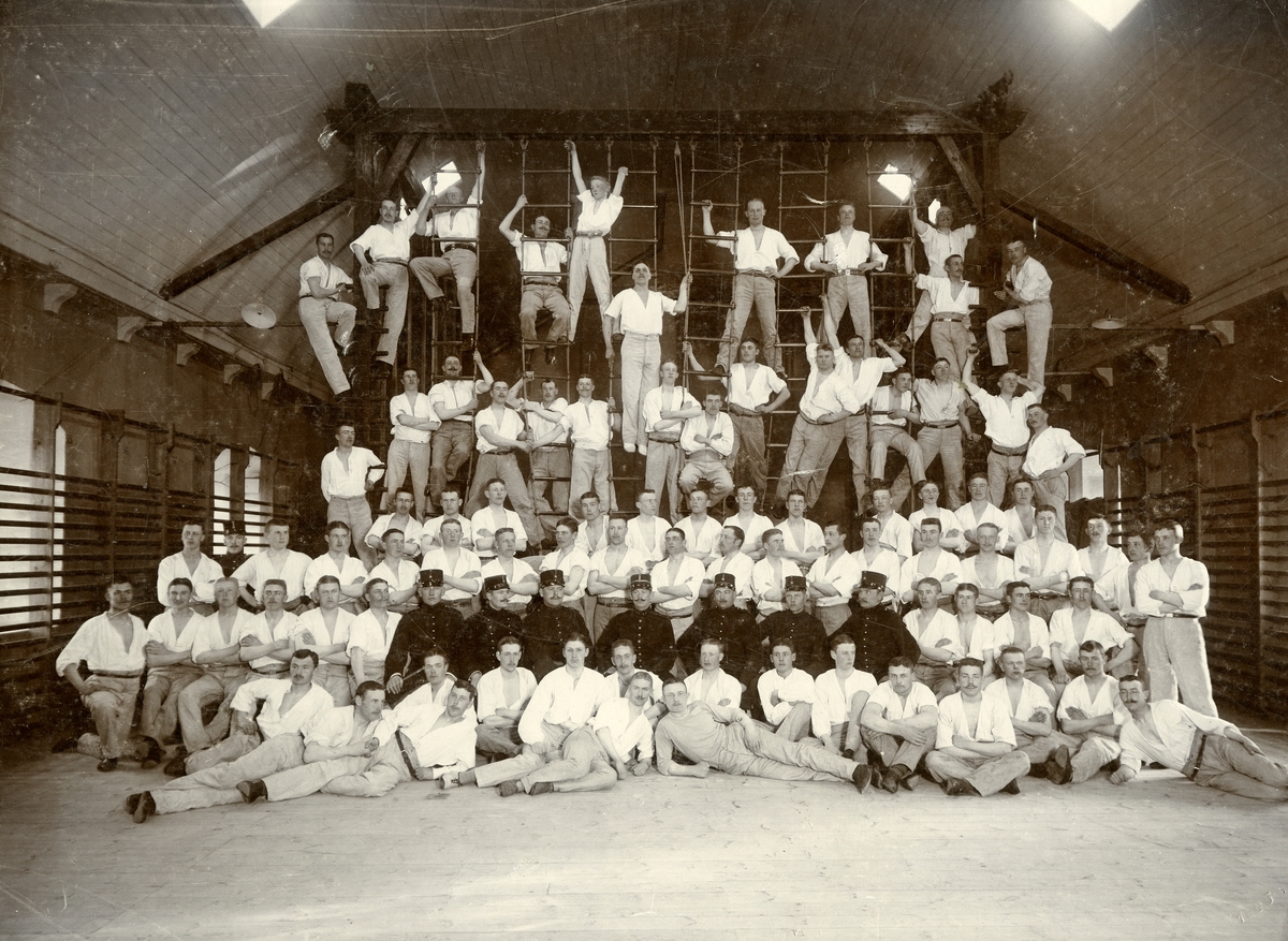 Officerare och soldater i gymnastiksal år 1905.