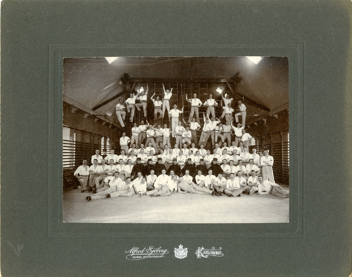 Officerare och soldater i gymnastiksal år 1905.