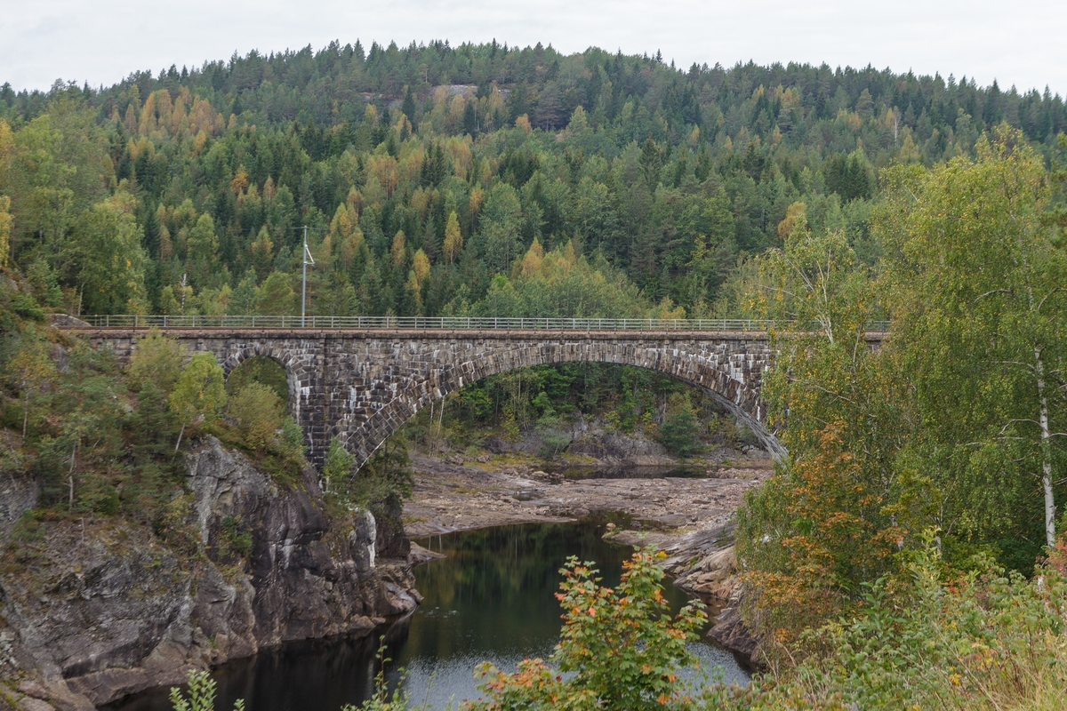 Bøylefoss bru. Bøylefoss bru er ei steinhvelvbru som går over Nidevla (AustAgder) rett ovanfor Bøylefoss kraftstasjon. På austsida av brua låg Bøylefoss jernbanestasjon som var stoppestad på Arendalsbana, bygget står der fortsatt men stoppestaden vart lagt ned i 1997. Den opna i 1911 og var betjent fram til 1966. Sett mot V.