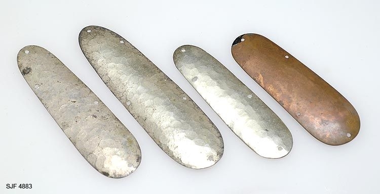 Slukskje uten krok. Totalt 4 stk. 
Laget av giverens bestefar, gullsmed Kolbjørn Berger Christiansen, kjent Mjøsfisker. 
(Gullsmed 1880-1948). 
