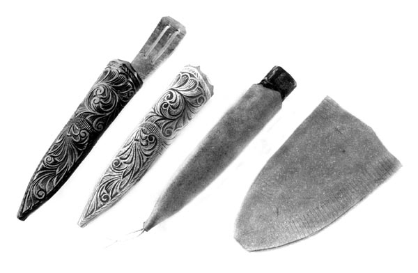 A: lærreima ferdig tilskåret. B: ferdig sydd slire med lest C: ferdig utskåret slire D: ferdig slire med hempe. Beiset med vannbeis og lakkert med Go´lakk. Laget av knivsmed/maker Olav Tvedt, f. 1904. Begynte som knivsmed ca. 1950. Har også drevet som børsemaker. Har hatt mek. verksted og vært predikant. 
