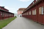 Fotodokumentation av byggnader på Lindholmen i Karlskrona. Till vänster: Kontorslängan till simulorbyggnaden af Chapman. Arkitekter Peter och Jens Svefors. Till höger: Repslagarebanan, byggdes under 1692-1693, andra uppgifter anger 1696 som tillblivelseår. Det första banhuvudet tillkom senare, år 1697.