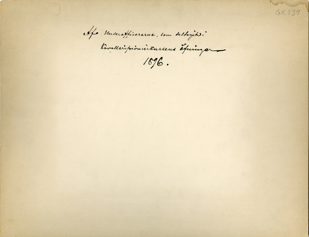 Grupporträtt av underofficerare som deltagit i en kavallerikurs 1896.