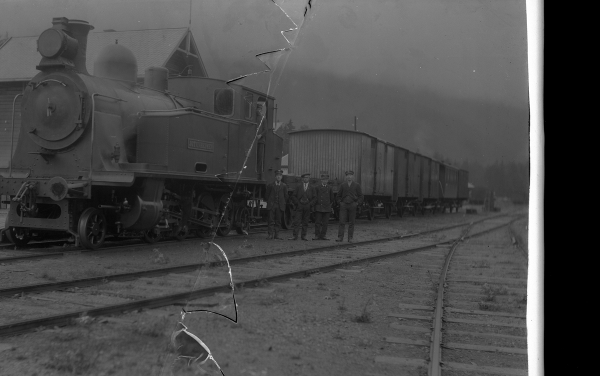 Lokomotiv med vogner.
Valdresbanens lokomotiv "Jotunheimen", som var nytt i 1910.
Bildet er tatt på Dokka stasjon på Valdresbanen
