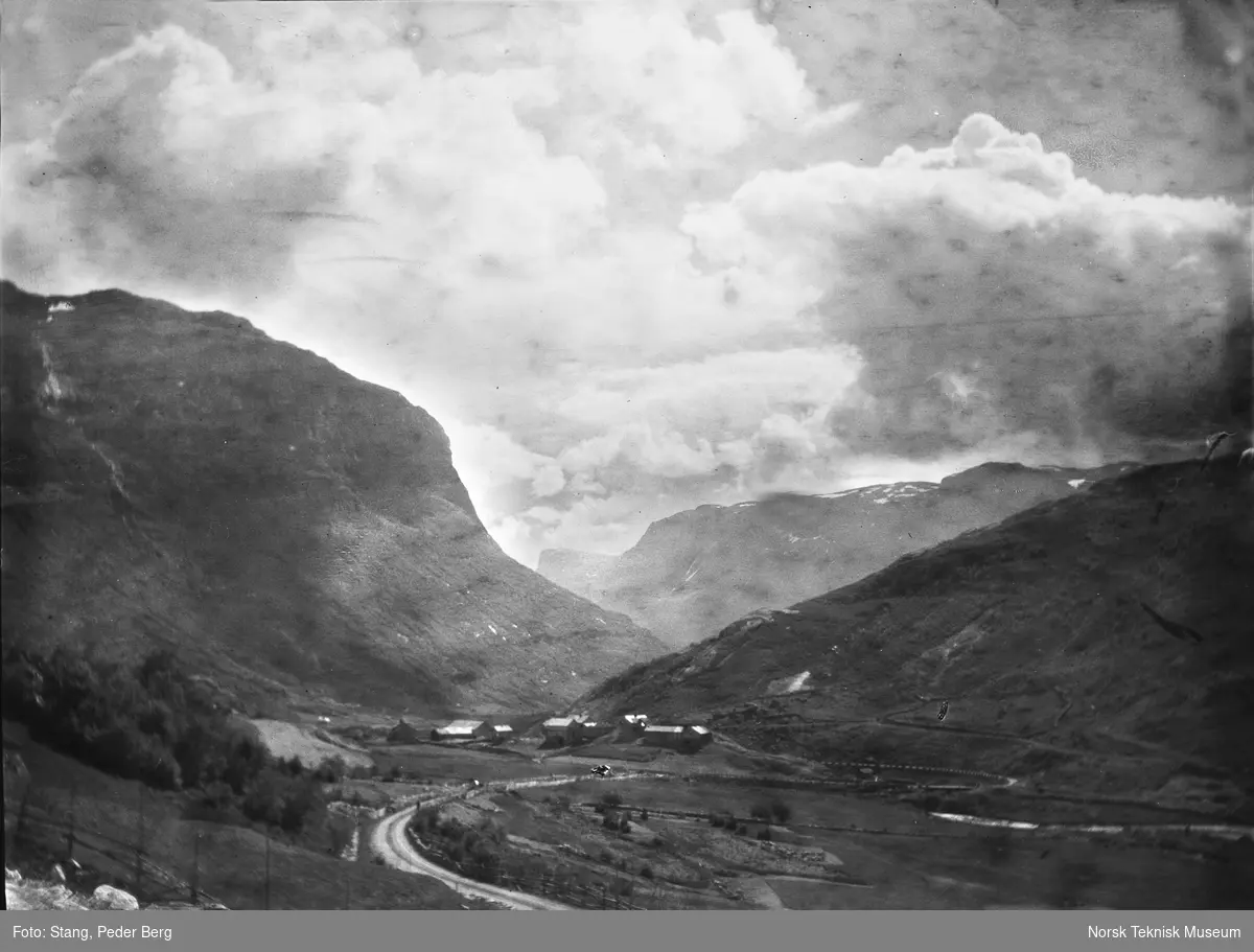Skogstad, Valdres, fotografert fra bil, 24.7.1910
