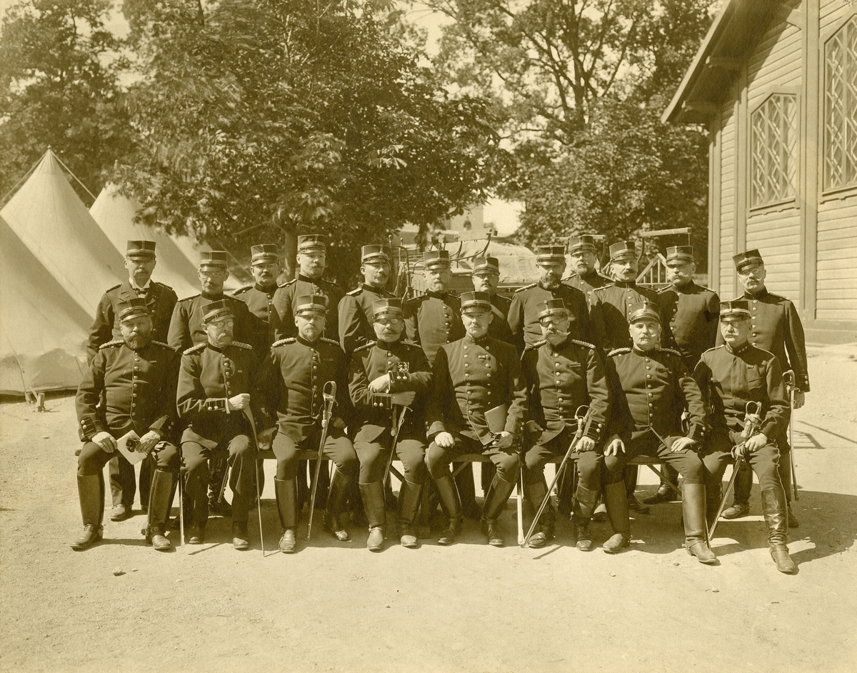Taktiska övningar för militärläkare vid Fältläkarkåren på Marieberg 1905.
För namn, se bild nr. 3.
