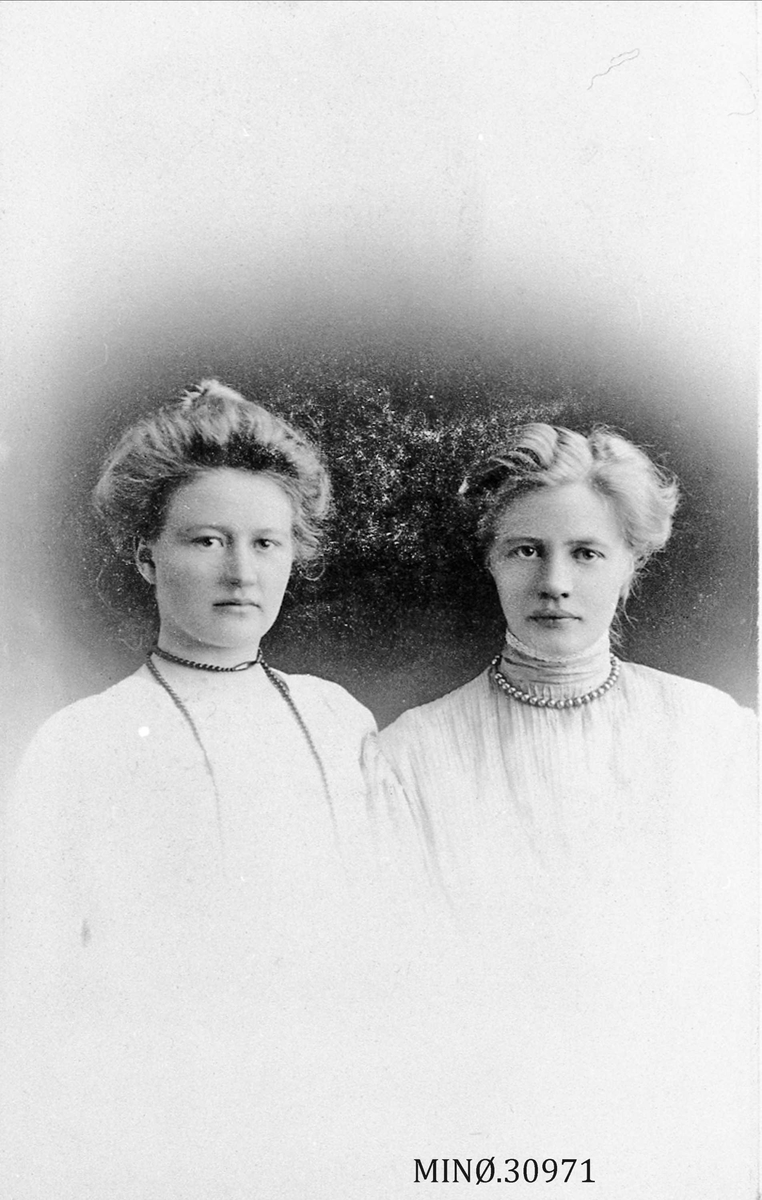 Portrett av to kvinner - Thora og Gunhild Kvansletten