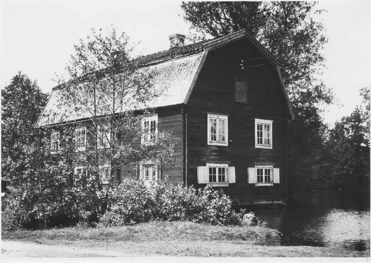 Järnbruk grundat av Fleetwood, Rothlieb och Hoppenstedt. Råvaran var sjö- och myrmalm.