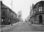 Eskilstuna 1900. Kungsgatan i festskrud, med Svenska unionsflaggan.