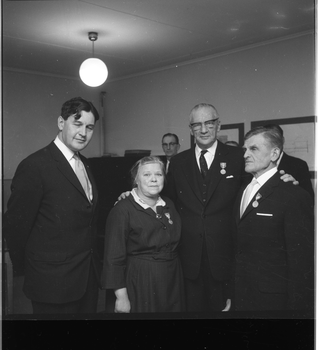 Medaljutdelning på Gränna stads födelsedag 24 jan 1964 med nytillträdde landshövding Sven af Geijerstam till vänster. Skolstäderskan Edit Svahn, ambassadör Erik Boheman och lantbrukaren Aldor Jonsson i Uppgränna har just tilldelats stadens hedersmedalj.