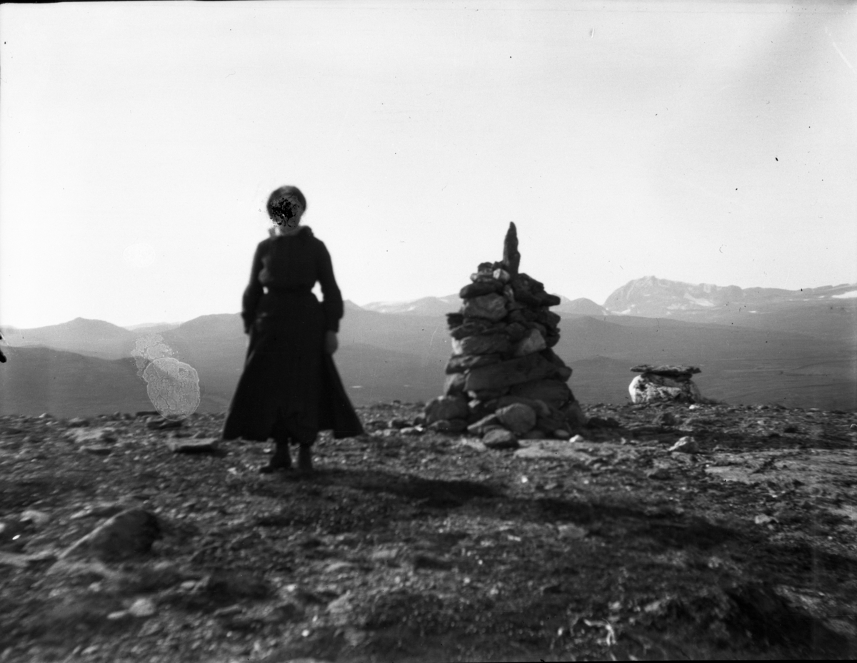 Rikard Berges fotoarkiv. Portretter, gruppebilder, landskap, fjellturer.