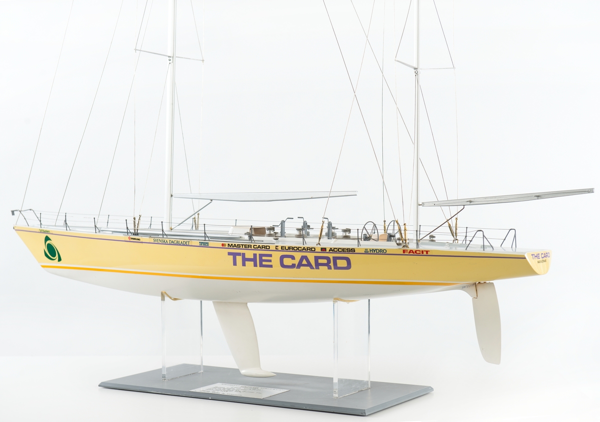 Modell av kappseglingsbåten The Card. Modellen utvecklad av Bo Armstrong, som även stått för färgsättning och grafiskt utförande på originalbåten The Card.