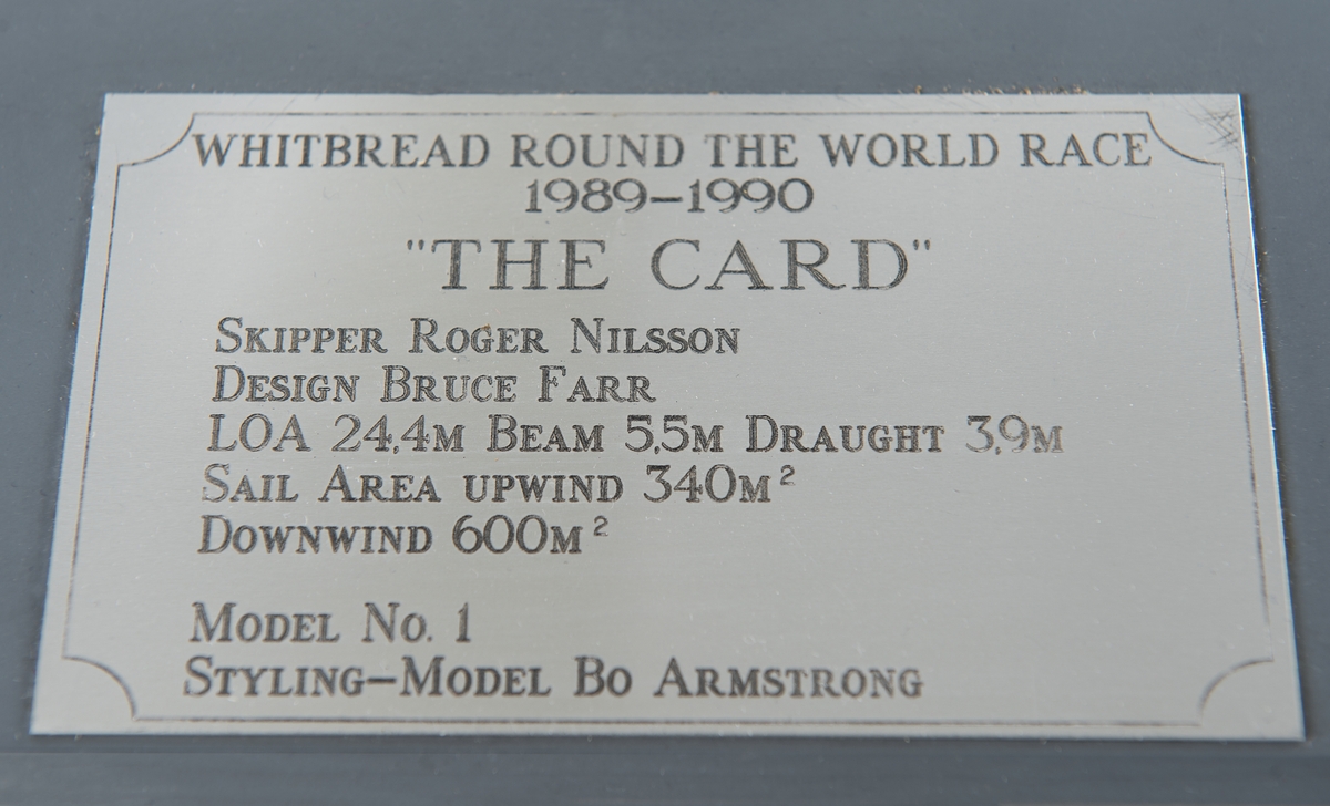 Modell av kappseglingsbåten The Card. Modellen utvecklad av Bo Armstrong, som även stått för färgsättning och grafiskt utförande på originalbåten The Card.