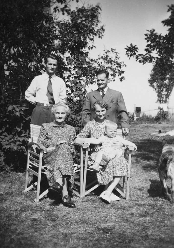 Familiegruppe bak fv. Rudolf Larsen, Åge Finn Larsen, foran f.v. Anne Johansen, Johanne Larsen f. Johansen, barn ukjent navn. Ådalsbruk, Løten.