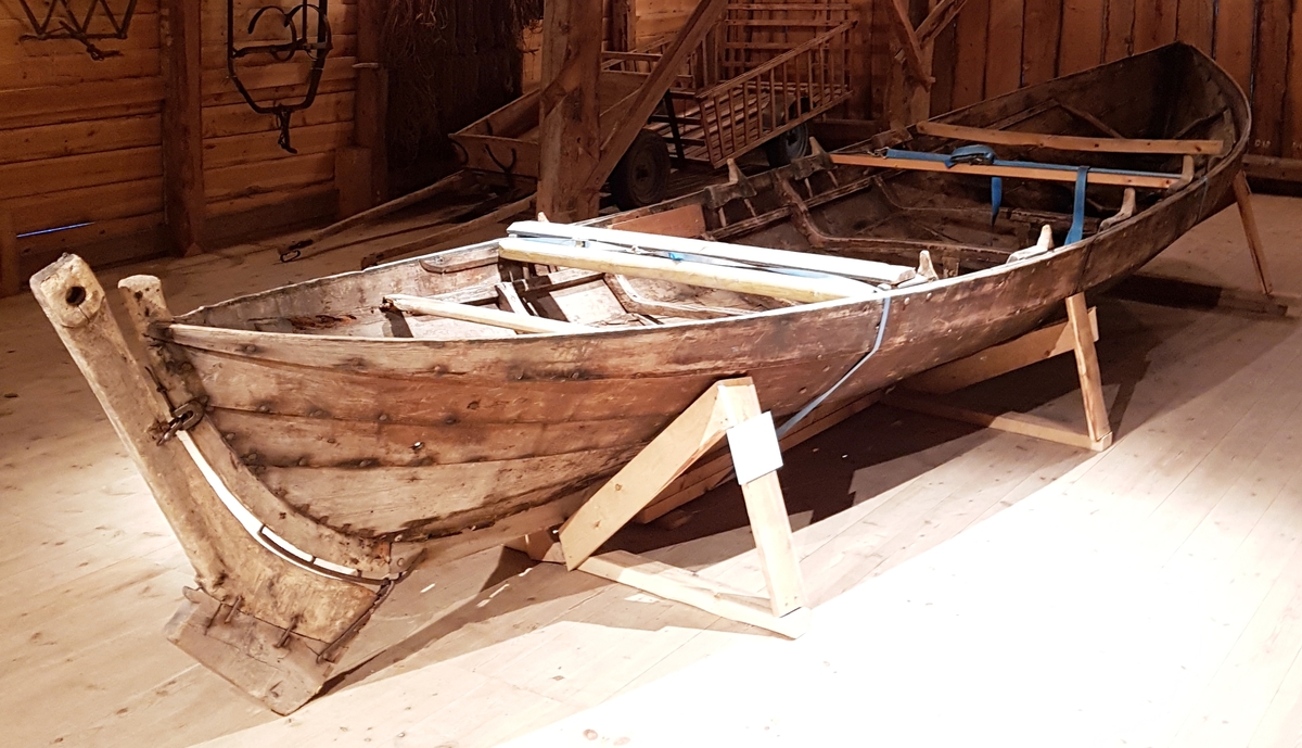 Femkeiping. Nordfjordbåt. Klinkbygd. Kyrkjebåt. For årer og segl. Ror.

Fem bord inkludert ripebordet, som er øvste bordet.  Æsing festa med trenagler. Band i hovudsak festa med trenaglar. Fem keipar på kvar side. Keipane er festa på innsida av ripebordet (øvste bordet) og ned på æsinga (langsgåande list) med trenaglar kalla keipsneller. Ripebordet smalnar sterkt av mot kvar stamn. Det er rissa inn doble, parallelle streker som pynt på band og æsing. Mellom keip og ripebord, øvst mot ripekanten, er det lagt inn ei list (ripefôring) kalla langisane eller langvisane. Styrefjøl fest på med jarnhengsler bak.