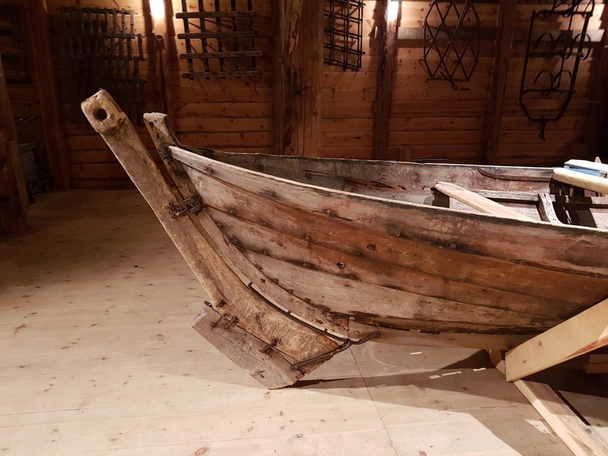 Femkeiping. Nordfjordbåt. Klinkbygd. Kyrkjebåt. For årer og segl. Ror.

Fem bord inkludert ripebordet, som er øvste bordet.  Æsing festa med trenagler. Band i hovudsak festa med trenaglar. Fem keipar på kvar side. Keipane er festa på innsida av ripebordet (øvste bordet) og ned på æsinga (langsgåande list) med trenaglar kalla keipsneller. Ripebordet smalnar sterkt av mot kvar stamn. Det er rissa inn doble, parallelle streker som pynt på band og æsing. Mellom keip og ripebord, øvst mot ripekanten, er det lagt inn ei list (ripefôring) kalla langisane eller langvisane. Styrefjøl fest på med jarnhengsler bak.