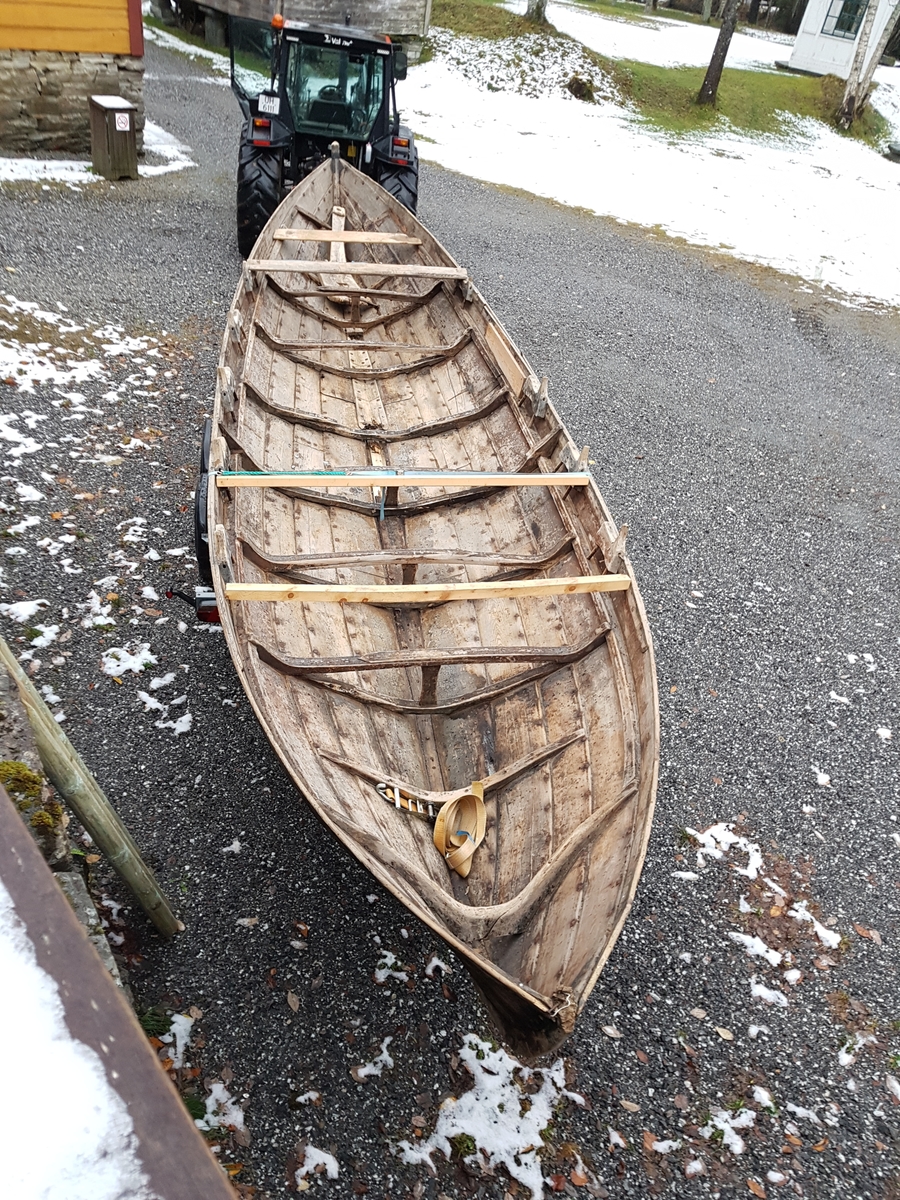 Femkeiping. Nordfjordbåt. Klinkbygd. Kyrkjebåt. For årer og segl. Ror.

Fem bord inkludert ripebordet, som er øvste bordet.  Æsing festa med trenagler. Band i hovudsak festa med trenaglar. Fem keipar på kvar side. Keipane er festa på innsida av ripebordet (øvste bordet) og ned på æsinga (langsgåande list) med trenaglar kalla keipsneller. Ripebordet smalnar sterkt av mot kvar stamn. Det er rissa inn doble, parallelle streker som pynt på band og æsing. Mellom keip og ripebord, øvst mot ripekanten, er det lagt inn ei list (ripefôring) kalla langisane eller langvisane. Styrefjøl fest på med jarnhengsler bak.