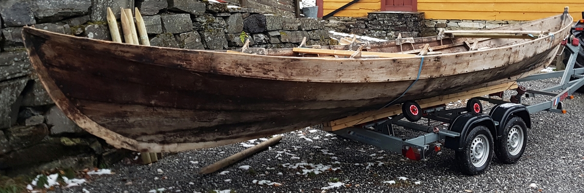 Femkeiping. Nordfjordbåt. Klinkbygd. Kyrkjebåt. For årer og segl. Ror.

Fem bord inkludert ripebordet, som er øvste bordet.  Æsing festa med trenagler. Band i hovudsak festa med trenaglar. Fem keipar på kvar side. Keipane er festa på innsida av ripebordet (øvste bordet) og ned på æsinga (langsgåande list) med trenaglar kalla keipsneller. Ripebordet smalnar sterkt av mot kvar stamn. Det er rissa inn doble, parallelle streker som pynt på band og æsing. Mellom keip og ripebord, øvst mot ripekanten, er det lagt inn ei list (ripefôring) kalla langisane eller langvisane. Styrefjøl fest på med jarnhengsler bak.