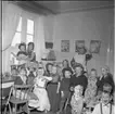 Lekskolan i Gränna 1963. Den äldre kvinnan i ljust förkläde är Anna-Lisa 