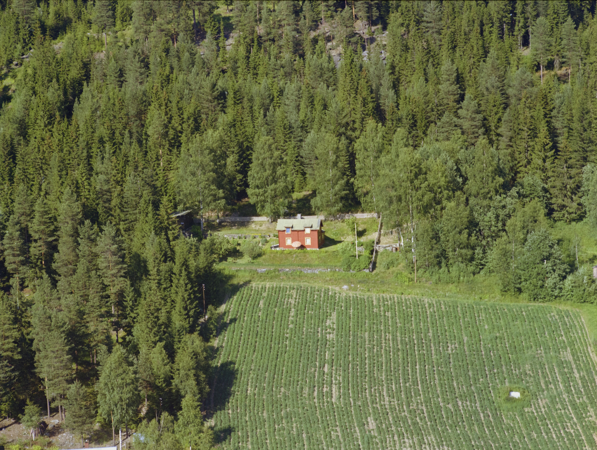 Øyer, Tretten, Stavsjordet, Stav. Eiendommen Grøndokka som senere ble kalt Grøndalen fordi familien tok det navnet. Flaggstang. Kulturlandskap, skog.