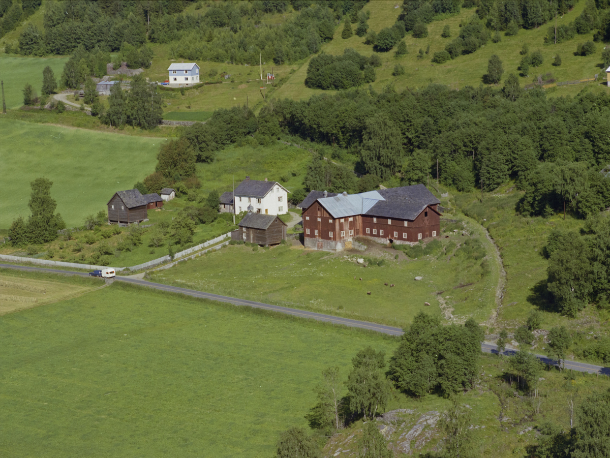 Øyer, Tretten, Sør-Tretten. Holmen Gård (se også SS-WF-154026). Hvitt, toetasjes våningshus, stor, korsformet driftsbygning, , stabbur og uthus, grått. Stor kjøkkenhage og flaggstang. Gamle E6 gikk forbi og skilte gården fra jordene ned mot Lågen. Kulturlandskap, skog, bygninger, gårdsbruk, landbruk.