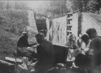 Kaffepaus vid slussen i Forsvik. Familjerna Arvidsson och Johansson från Töreboda på cykelsemester runt Vättern. David Johansson, Forsvik, tog fotot 1942. Förstoring 27 x 40 cm gjord efter lånat foto av Owe E Hermansson ur hans bok 