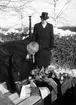 Sekreterare i Niittahon Jussin Seura Helsingfors Urho Juha nedlägger president Urho Kekkonen krans vid Nittaho-Jussis grav på Nyskoga kyrkogård 27/2 1965.