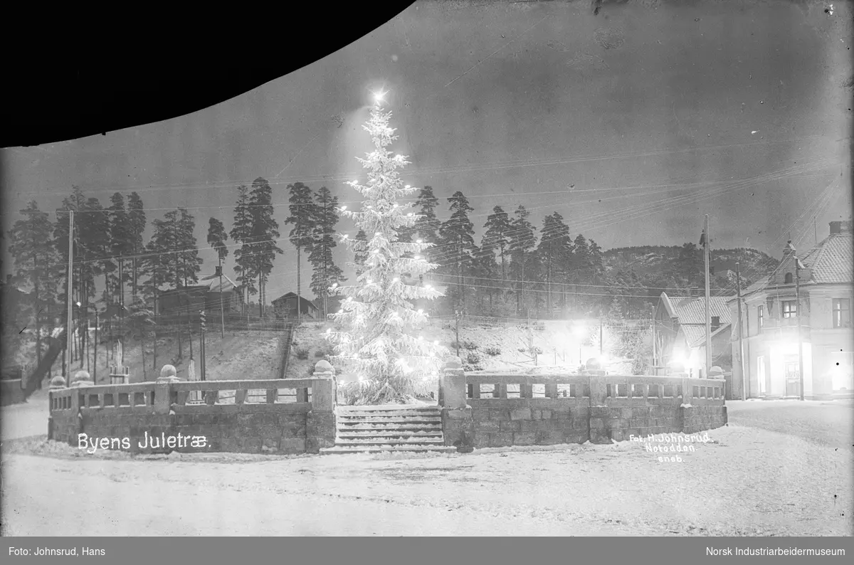 Juletre med belysning på Notodden Torg.