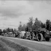 Samövningar med F 1 i Västerås och arméfälttjänstövningar i Gästrikland sept-okt 1936. 1 lv.batt rastar någonstans. Traktorerna är art.traktor m/28 f, pjäserna 7,5 cm lv kanon m/30 med föreställare. Fotot är en gåva av Tage Södergren.