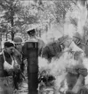 Samövningar med F 1 i Västerås och arméfälttjänstövningar i Gästrikland sept-okt 1936. För den enskilde soldaten har koktrossen och dess verksamhet stor betydelse. Middagen tillagas. Fotot är en gåva av Tage Södergren.