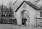 Befäl från s i sk i Skövde på besök i Varnhems klosterkyrka, 1949. Fotot är en gåva av Tage Rosell.