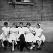 Garnisonssjukhuset Karlsborg, 1950-tal. Gudrun Karlsson, Ann-Britt Andersson, en vpl, Mildred Stohlbin och Berta Karlsson utanför sjukhuset. Kortet finns ej på museet, utlånat av Mildred Stohlbin.