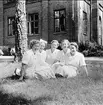 Garnisonssjukhuset Karlsborg, 1950-tal. I sjukhusparken Mildred Stohlbin, Ester Johansson, Svea Ljungström och Anna Stohlbin. Kortet finns ej på museet, utlånat av Mildred Stohlbin.