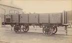 Tågvagn. För transport av betor. Lit. J. Ur album för Wagnfabriks Aktiebolaget i Södertälge 1893-1894.
Mått i millimeter.
Spårvidd: 1435.
Lastförmåga i kg: 10000.
Bufferhöjd: 1040.
Axelavstånd: 3355.
Hjuldiameter: 926.
Vagnkorgarnas längd utvändigt: 6100.
Vagnkorgarnas berdd utvändigt: 2440.
Fasta sidornas höjd över golvet: 800.
Sidoluckornas längd: 2094.