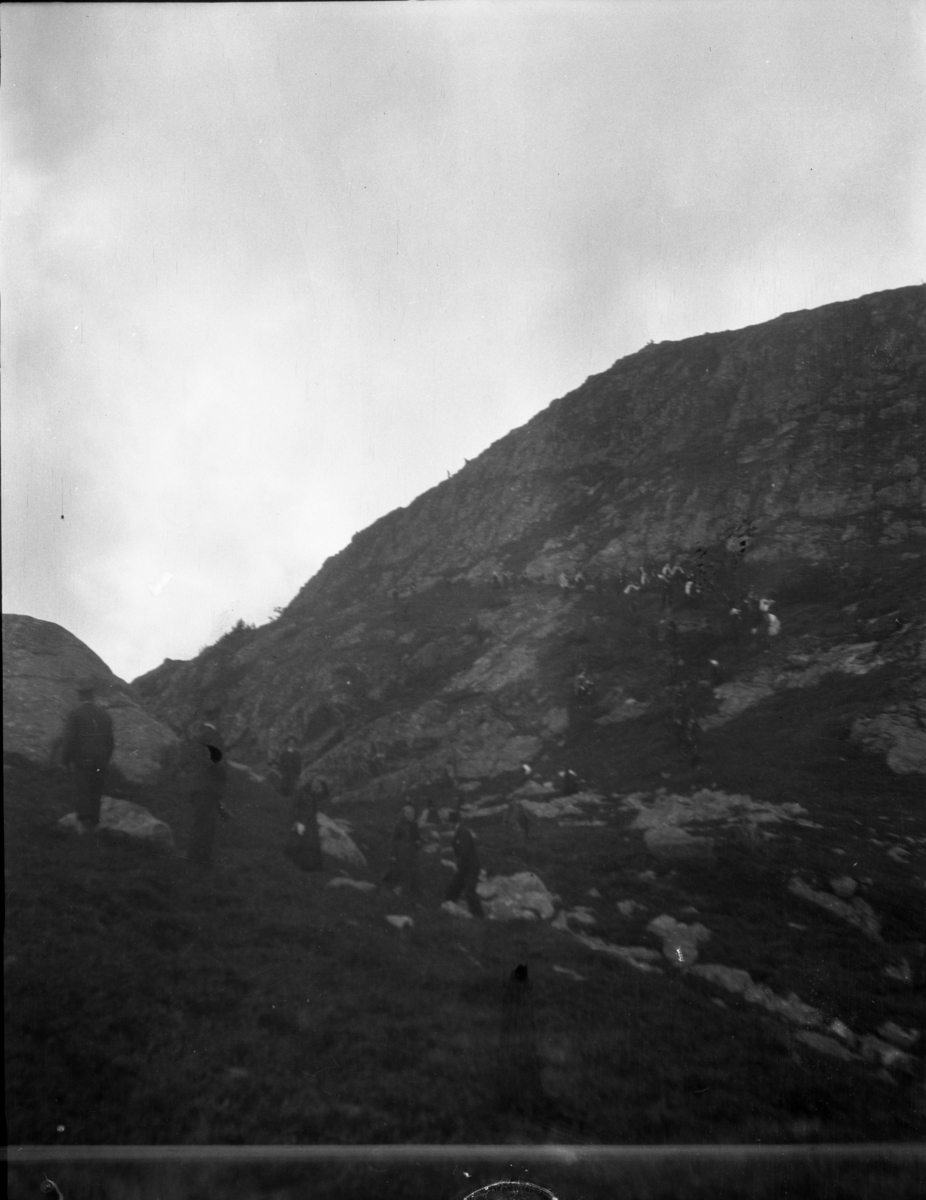 Rikard Berges fotoarkiv. Folk i bunader og klesdrakter fotografert på fjellet, 1905. Bildene er tatt av Johanna Bugge Berge. Bilde nr. 12 ant. Spellemannen Hans Smeland fra Seljord. Bilde nr. 21 ant. 17 mai, Seljord kirke.