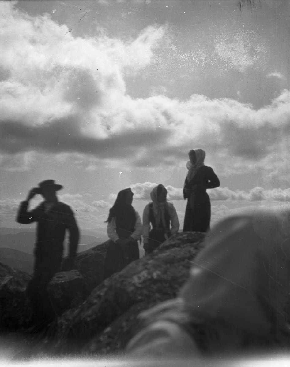 Rikard Berges fotoarkiv. Folk i bunader og klesdrakter fotografert på fjellet, 1905. Bildene er tatt av Johanna Bugge Berge. Bilde nr. 12 ant. Spellemannen Hans Smeland fra Seljord. Bilde nr. 21 ant. 17 mai, Seljord kirke.